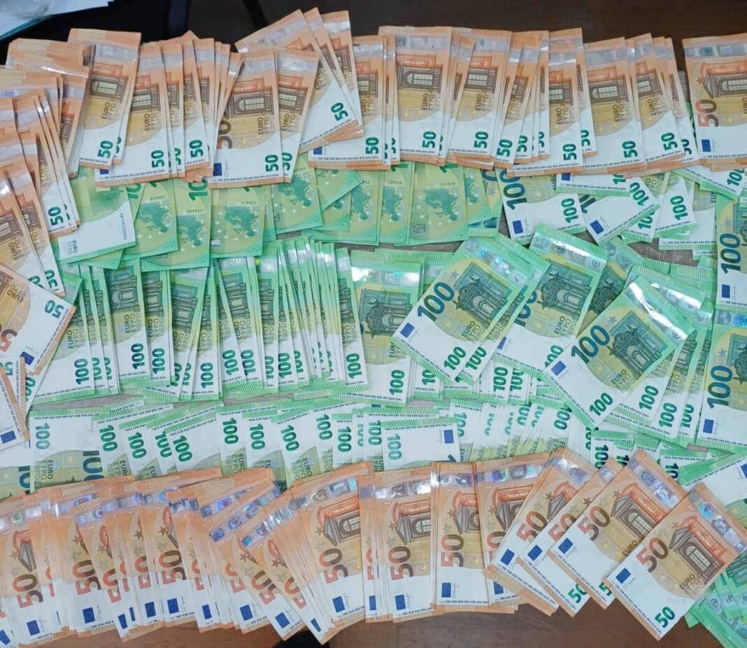 BISTRA - Polițiștii de frontieră au descoperit 35.050 de euro asupra unor cetățeni ucraineni care au trecut ilegal frontiera în Maramureș