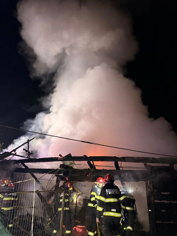 FOTO: Incendiu la o anexă gospodărească din Târgu Lăpuș, lichidat rapid de pompieri