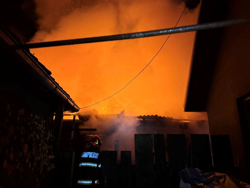 FOTO: Incendiu la o anexă gospodărească din Târgu Lăpuș, lichidat rapid de pompieri