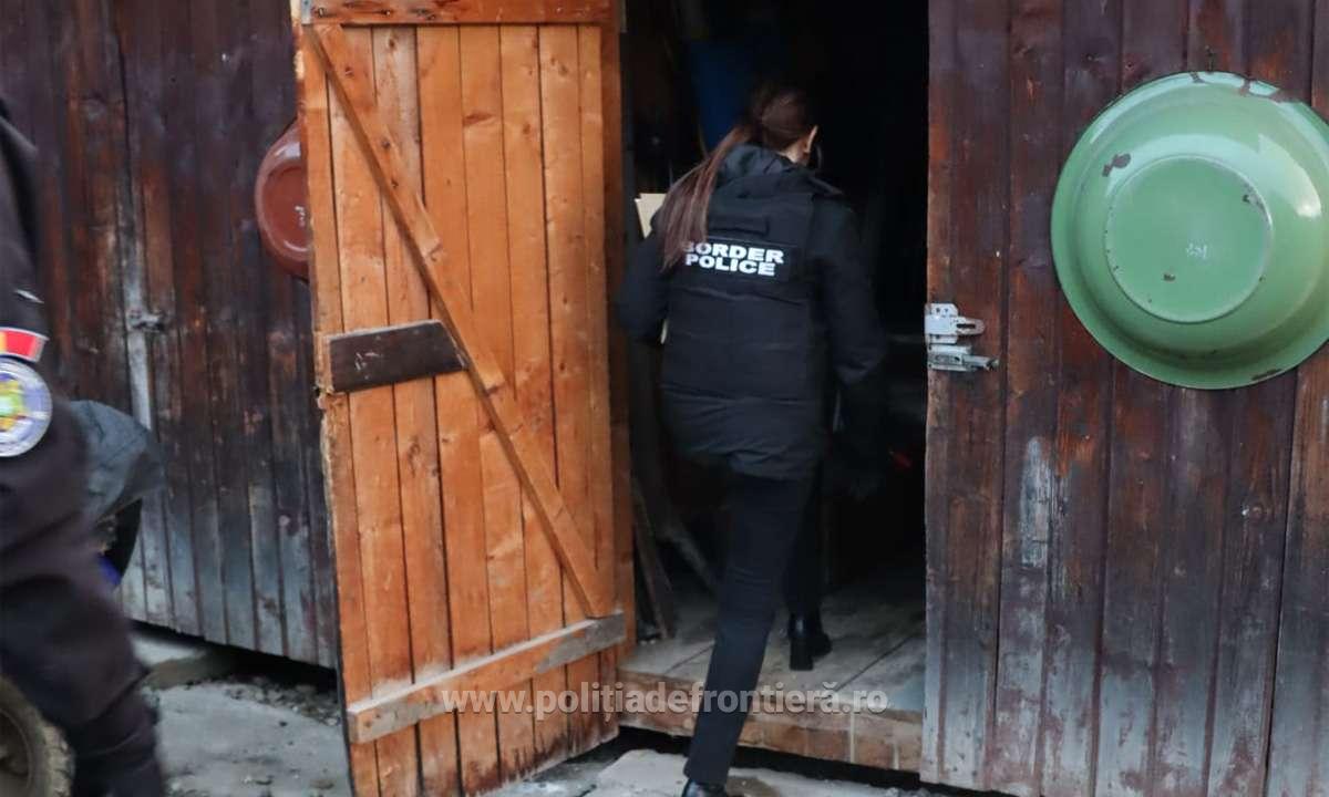 FOTO: Percheziții în Poienile de Sub Munte - Bărbat arestat preventiv pentru trafic de migranți