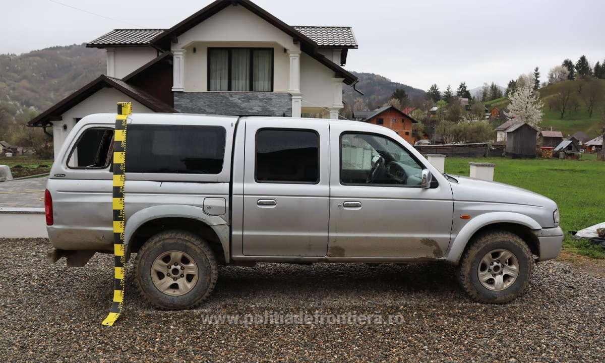 FOTO: Percheziții în Poienile de Sub Munte - Bărbat arestat preventiv pentru trafic de migranți