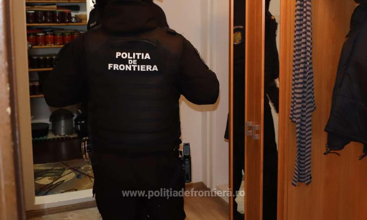 FOTO: Percheziții în Poienile de Sub Munte - Bărbat arestat preventiv pentru trafic de migranți