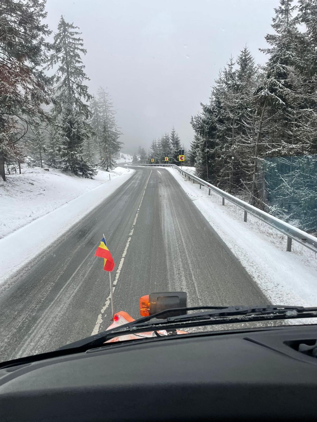 FOTO - Se intervine cu utilaje și material antiderapant pe DN18 în Pasul Prislop
