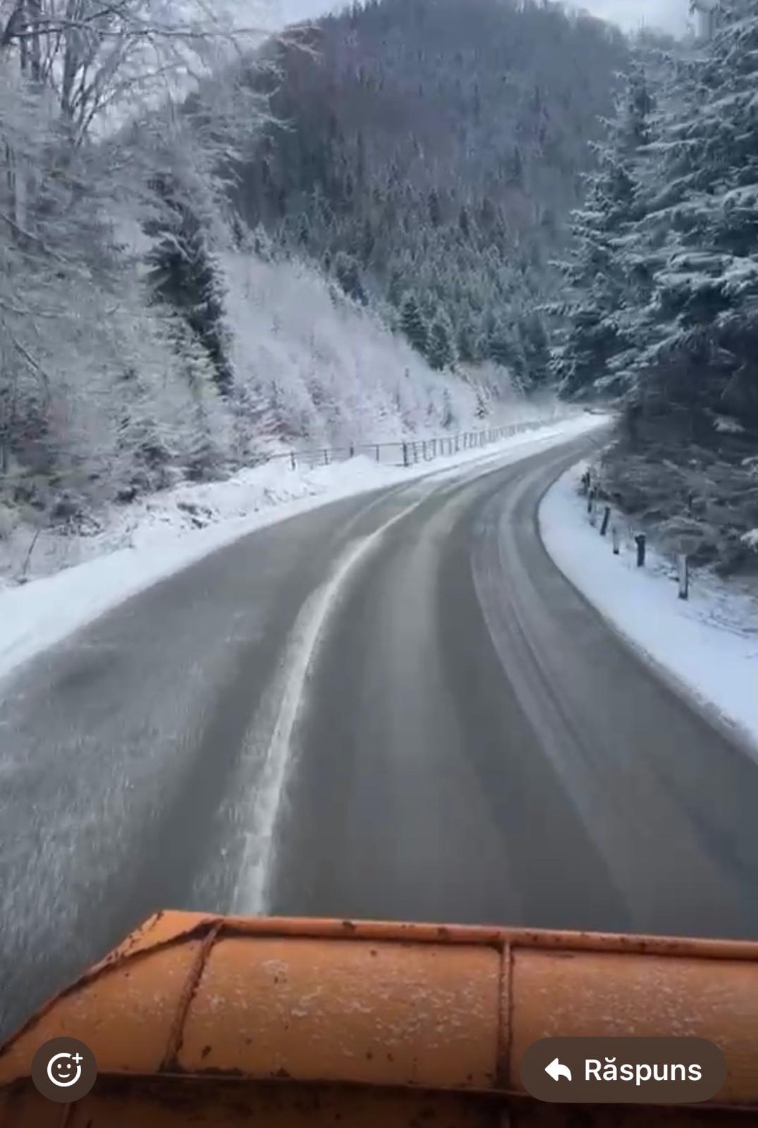 FOTO - Se intervine cu utilaje și material antiderapant pe DN18 în Pasul Prislop