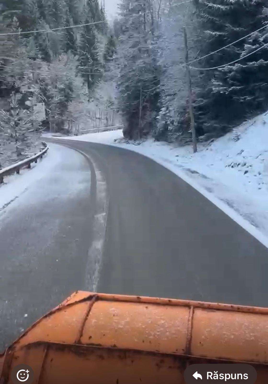 FOTO - Se intervine cu utilaje și material antiderapant pe DN18 în Pasul Prislop