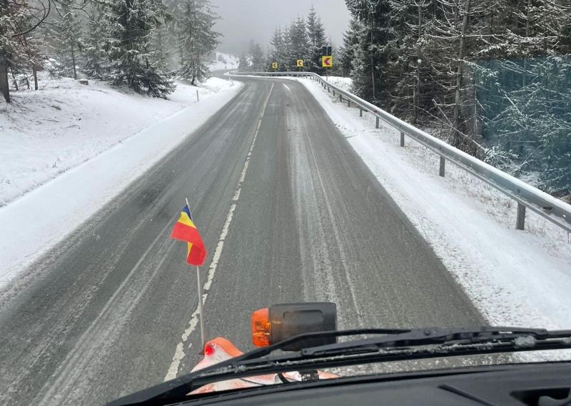 FOTO - Se intervine cu utilaje și material antiderapant pe DN18 în Pasul Prislop