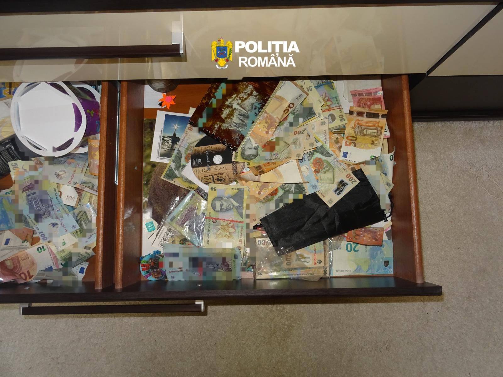 FOTO&VIDEO: PERCHEZIȚII în MARAMUREȘ - 8 persoane reținute. Polițiștii au ridicat zeci de mii de lei, euro, articole pirotehnice și peste 150 de metri cubi de lemn