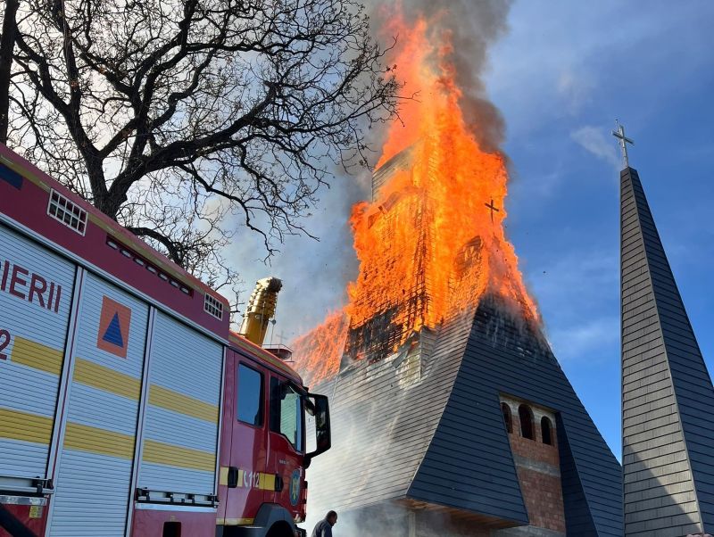 INCENDIU la Biserica Greco Catolică din Șurdești - Pompierii intervin cu mai multe echipaje