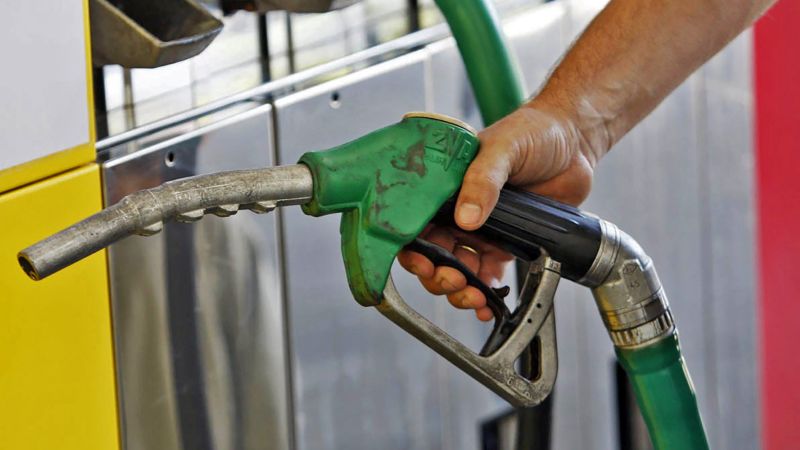 Prima zi de scădere a prețului carburanților - Motorina a coborât sub 10 lei pe litru la unele benzinării
