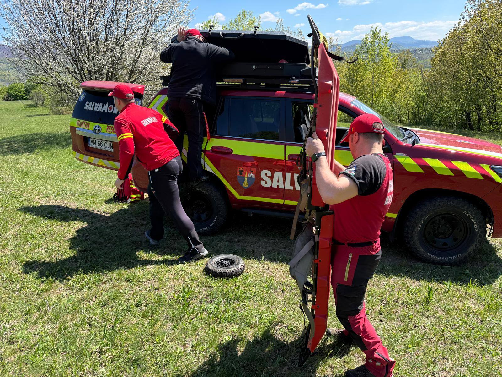 Salvamont Maramureș a salvat un ciclist rănit într-o zonă cu acces dificil din Baia Sprie