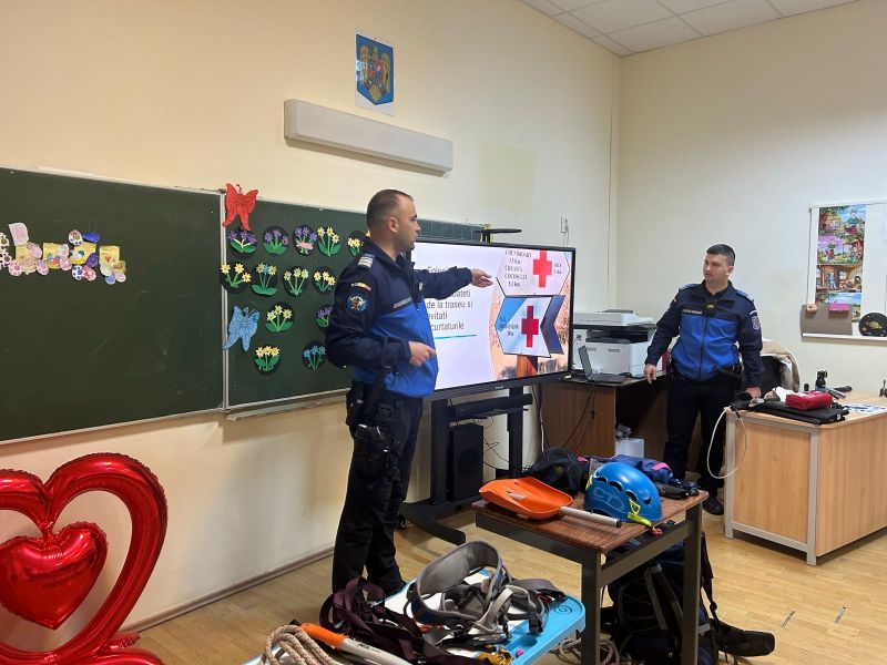 Școala Verde - Jandarmii montani au adus entuziasm și educație în natură pentru elevii din Baia Sprie și Târgu Lăpuș