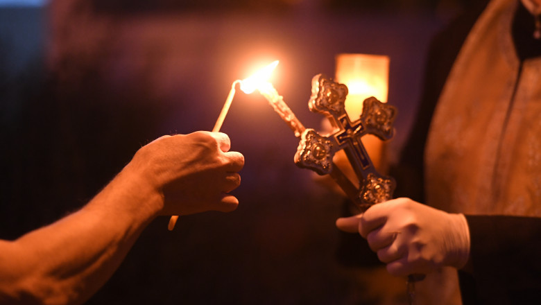 Sfânta Lumină, adusă în România sâmbătă seara de la Ierusalim