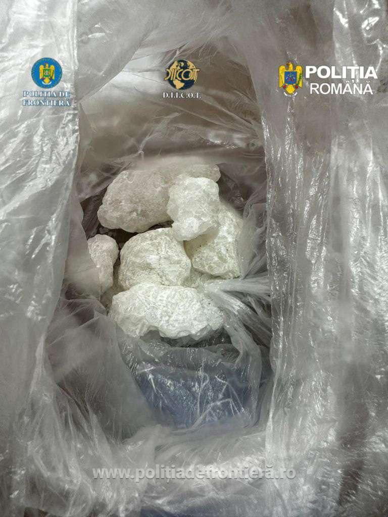 Trei persoane arestate preventiv pentru trafic de droguri de mare risc