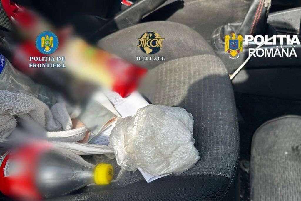 Trei persoane arestate preventiv pentru trafic de droguri de mare risc
