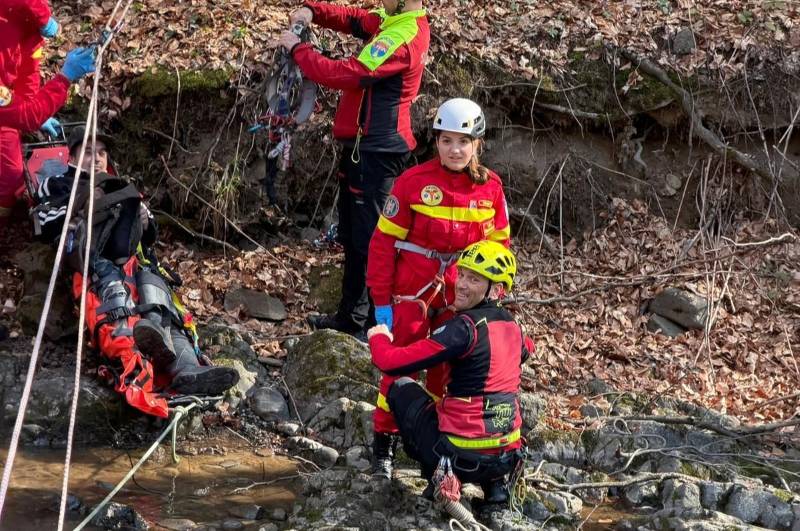 VIDEO: Salvamont Maramureș a folosit o tiroliană improvizată pentru a salva un pescar cu fractură de tibie în zona Blidari