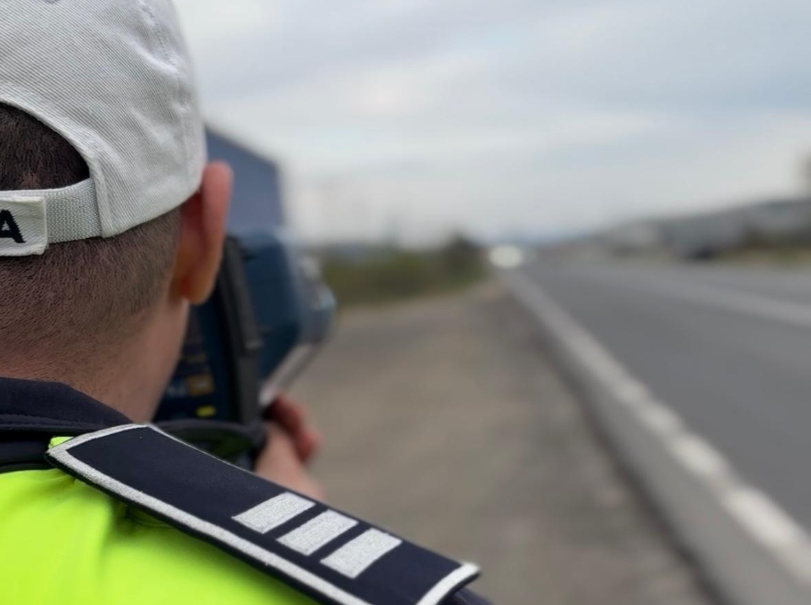 Vitezomanii în vizorul polițiștilor - 234 de amenzi pentru viteză excesivă și 14 permise reținute
