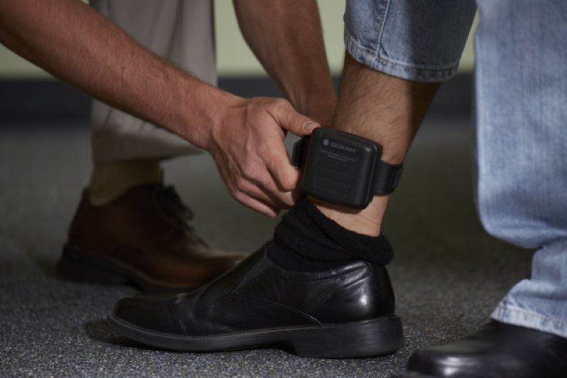 Agresor din Baia Sprie, monitorizat cu brățară electronică după ce și-a agresat soția
