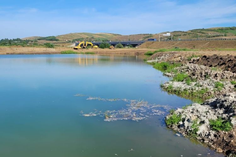 Amenzi de 425.000 lei pentru exploatări ilegale de agregate minerale în cursurile de apă din bazinul Someș-Tisa