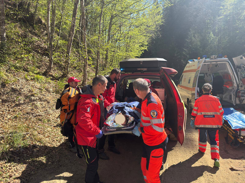 FOTO: Intervenție contracronometru în Maramureș - Bărbat salvat în stare gravă din zona Strâmbu Băiuț