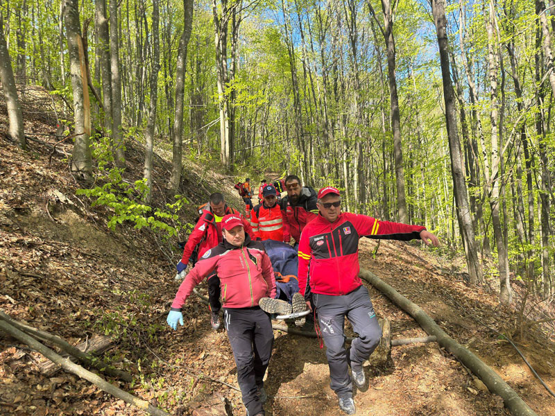 FOTO: Intervenție contracronometru în Maramureș - Bărbat salvat în stare gravă din zona Strâmbu Băiuț