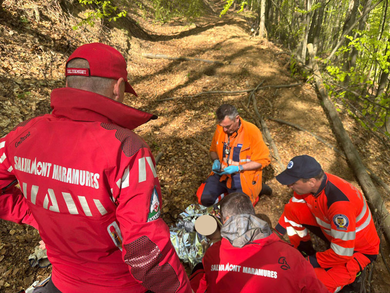 FOTO: Intervenție contracronometru în Maramureș - Bărbat salvat în stare gravă din zona Strâmbu Băiuț