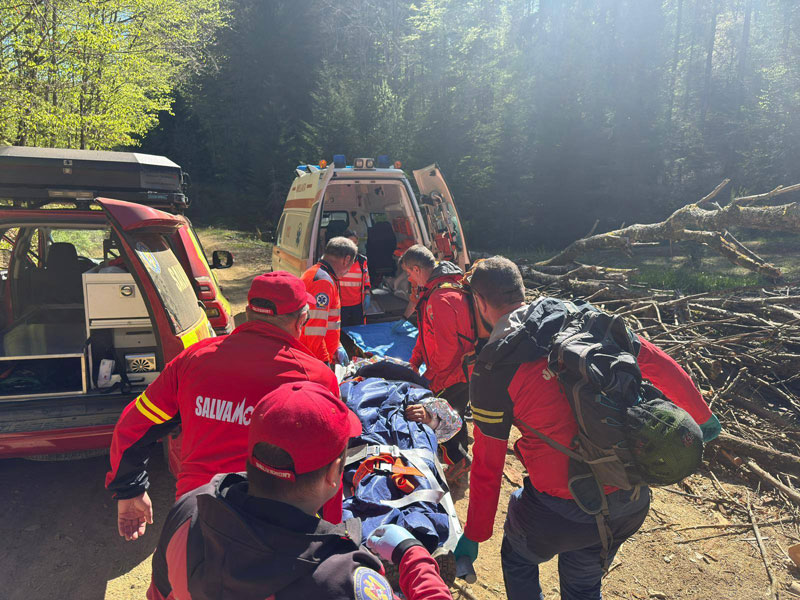 FOTO: Intervenție contracronometru în Maramureș - Bărbat salvat în stare gravă din zona Strâmbu Băiuț