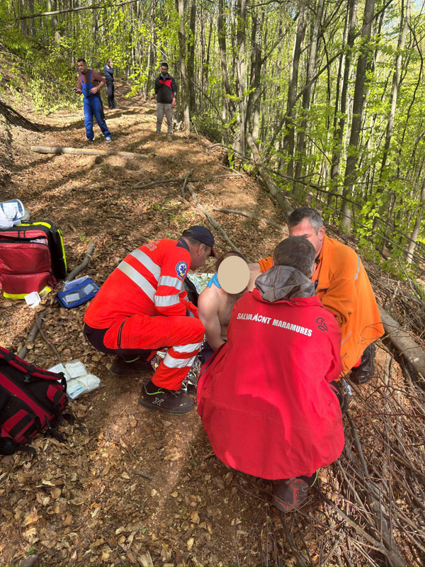 FOTO: Intervenție contracronometru în Maramureș - Bărbat salvat în stare gravă din zona Strâmbu Băiuț