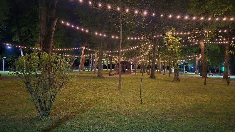 FOTO: Sighetu Marmației - A fost modernizat iluminatul în Parcul Grădina Morii
