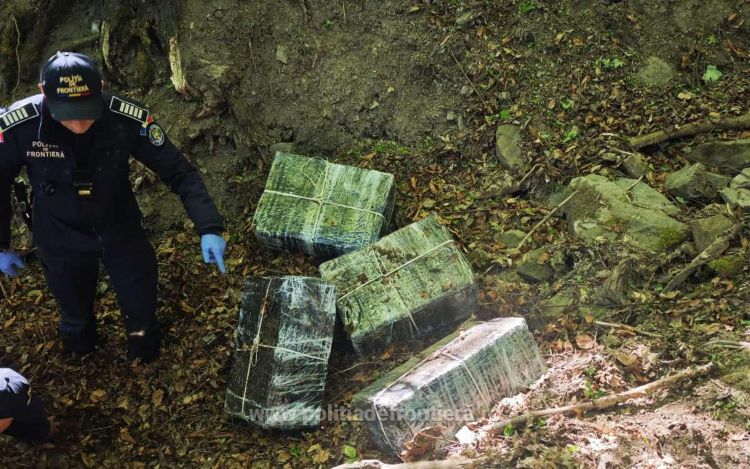 FOTO&VIDEO: Percheziții de amploare în Valea Vișeului - Țigări ascunse în vegetație și mobilier. Șase persoane au fost reținute
