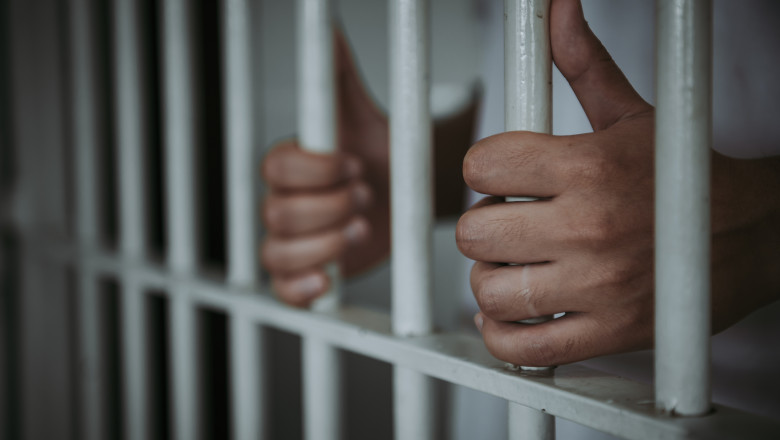 Tânăr în vârstă de 23 de ani, condamnat pentru trafic și consum de droguri, încarcerat la Penitenciarul Baia Mare