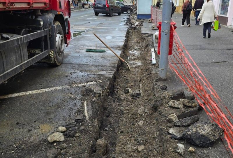Lucrări de montare borduri pe străzile centrale din Sighetu Marmației