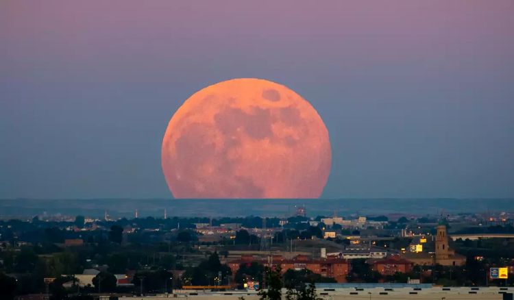 Luna Căpșună a luminat cerul după solstițiul de vară. De ce poartă această denumire și ce semnifică fenomenul