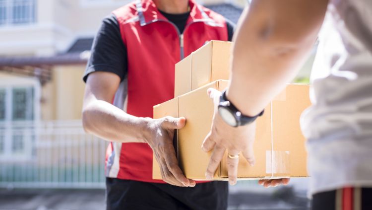 Produsele comandate din afara UE se scumpesc de la 1 iulie. Românii vor plăti o nouă taxă vamală de 3 euro