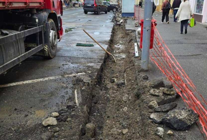 Restricții de circulație în centrul Sighetului. Se montează borduri pe strada Ioan Mihalyi de Apșa și în zona Pieței Libertății
