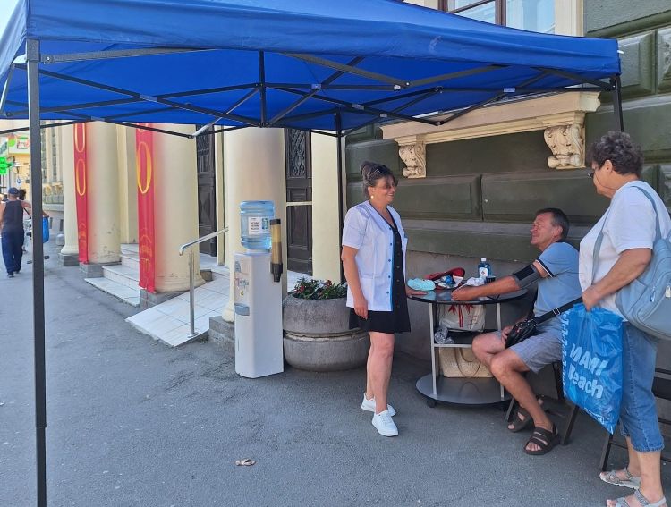 Sighetu Marmației amenajează două puncte anti-caniculă. Cetățenii primesc apă și asistență medicală gratuită