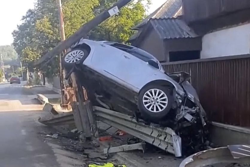 Șofer de 22 de ani, rănit după ce a intrat cu mașina într-un cap de pod la Săcel. Era băut la volan