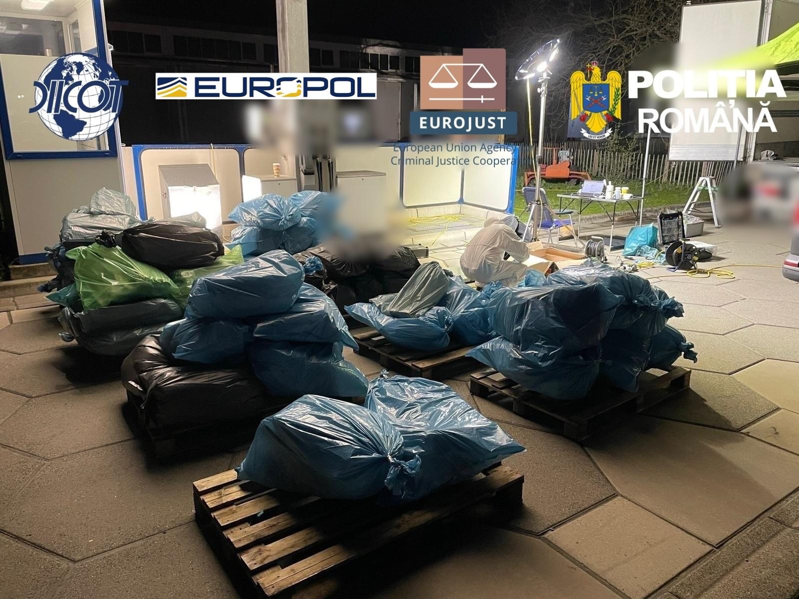 16 percheziții într-un dosar privind o rețea internațională de droguri, inclusiv în Maramureș. Aproape 1,7 tone de droguri au fost capturate în Europa