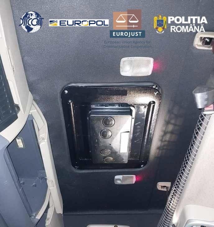 16 percheziții într-un dosar privind o rețea internațională de droguri, inclusiv în Maramureș. Aproape 1,7 tone de droguri au fost capturate în Europa