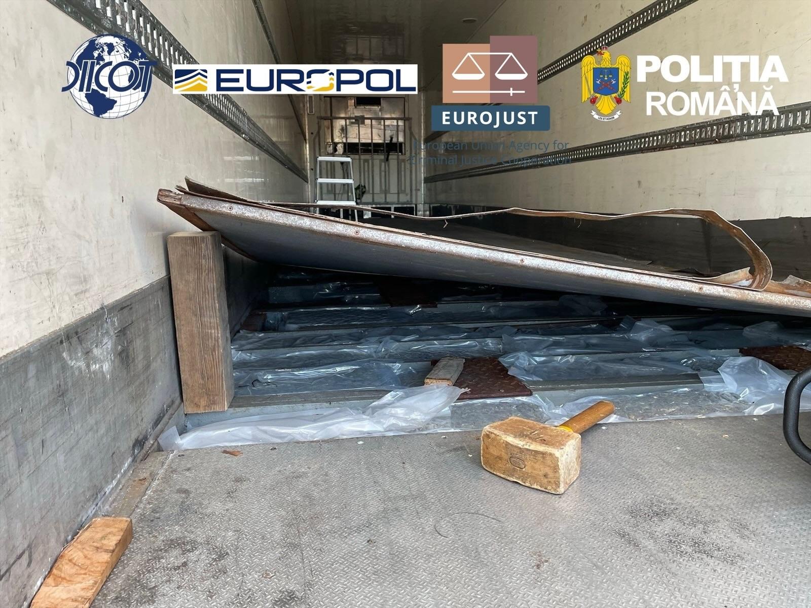 16 percheziții într-un dosar privind o rețea internațională de droguri, inclusiv în Maramureș. Aproape 1,7 tone de droguri au fost capturate în Europa