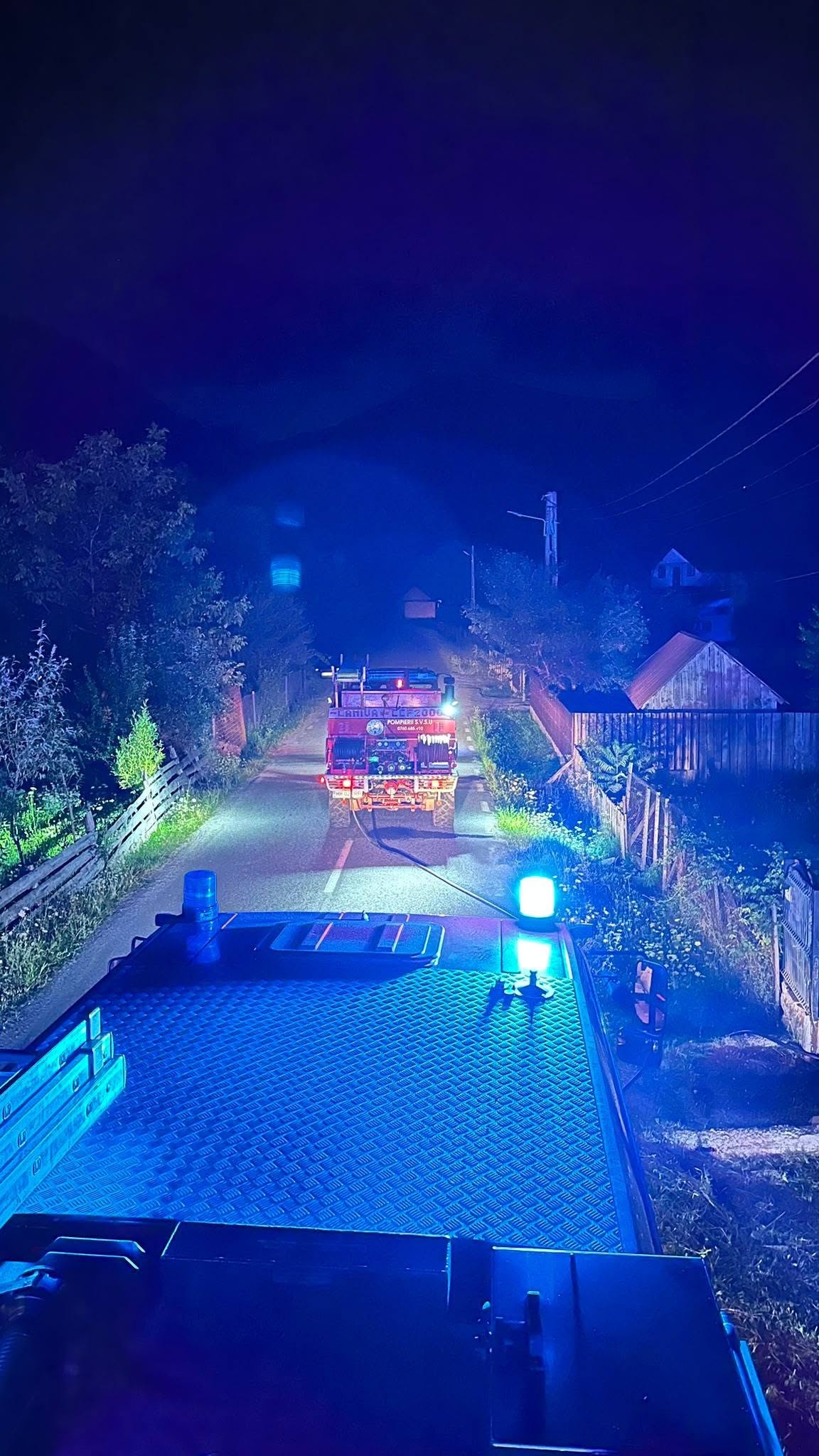 Incendiu în Poienile de sub Munte. Pompierii au fost alertați că ard trei case și că o persoană este captivă, dar au găsit o singură cameră cuprinsă de flăcări