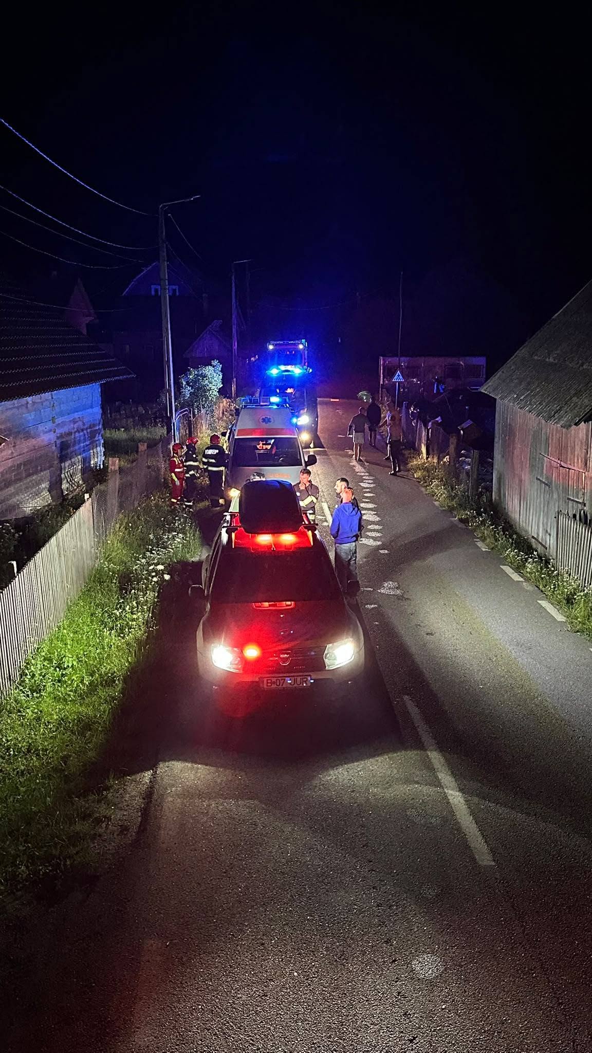 Incendiu în Poienile de sub Munte. Pompierii au fost alertați că ard trei case și că o persoană este captivă, dar au găsit o singură cameră cuprinsă de flăcări