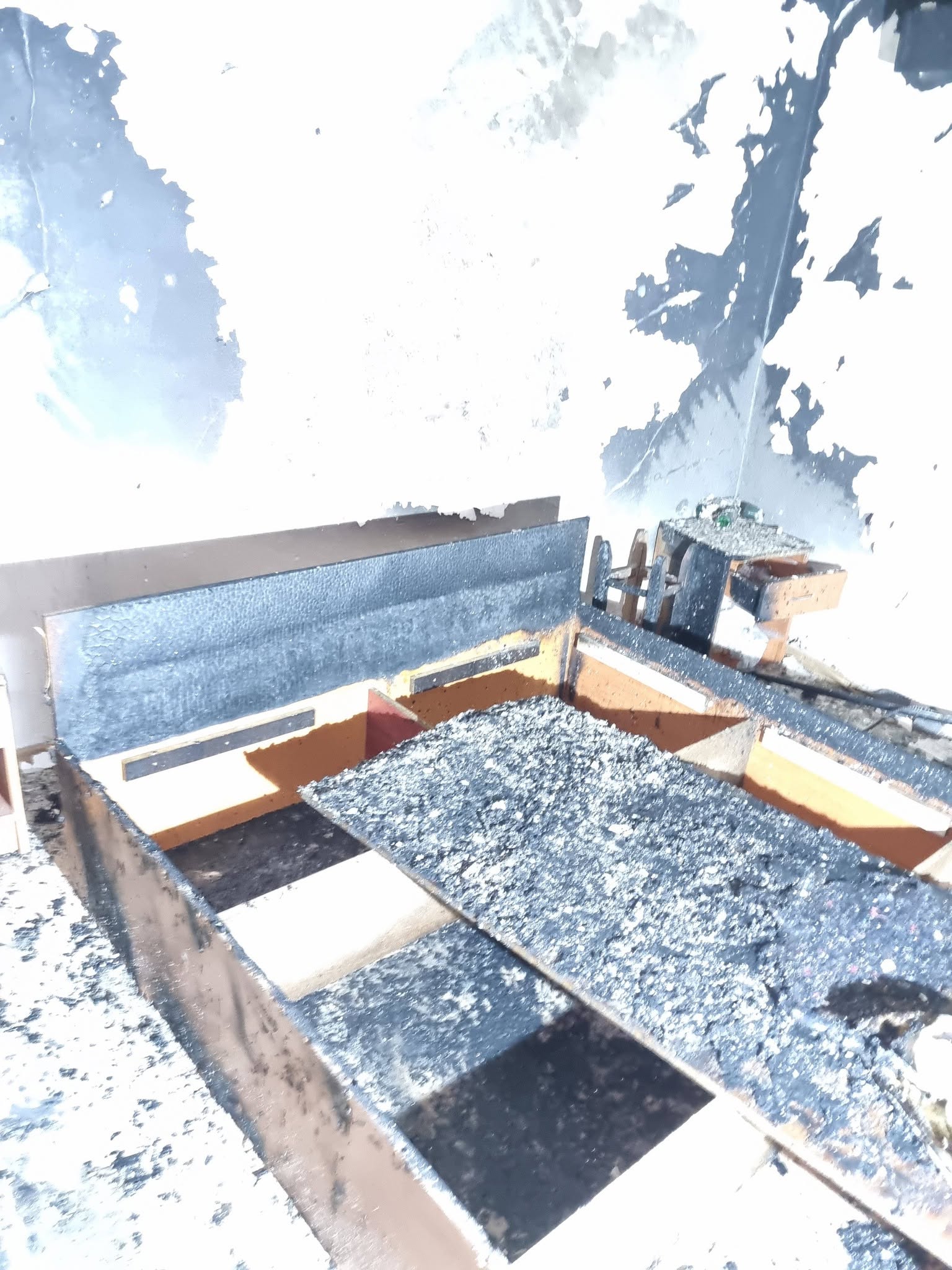 Incendiu în Poienile de sub Munte. Pompierii au fost alertați că ard trei case și că o persoană este captivă, dar au găsit o singură cameră cuprinsă de flăcări