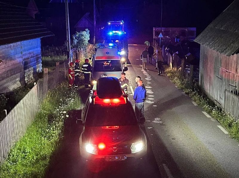 Incendiu în Poienile de sub Munte. Pompierii au fost alertați că ard trei case și că o persoană este captivă, dar au găsit o singură cameră cuprinsă de flăcări