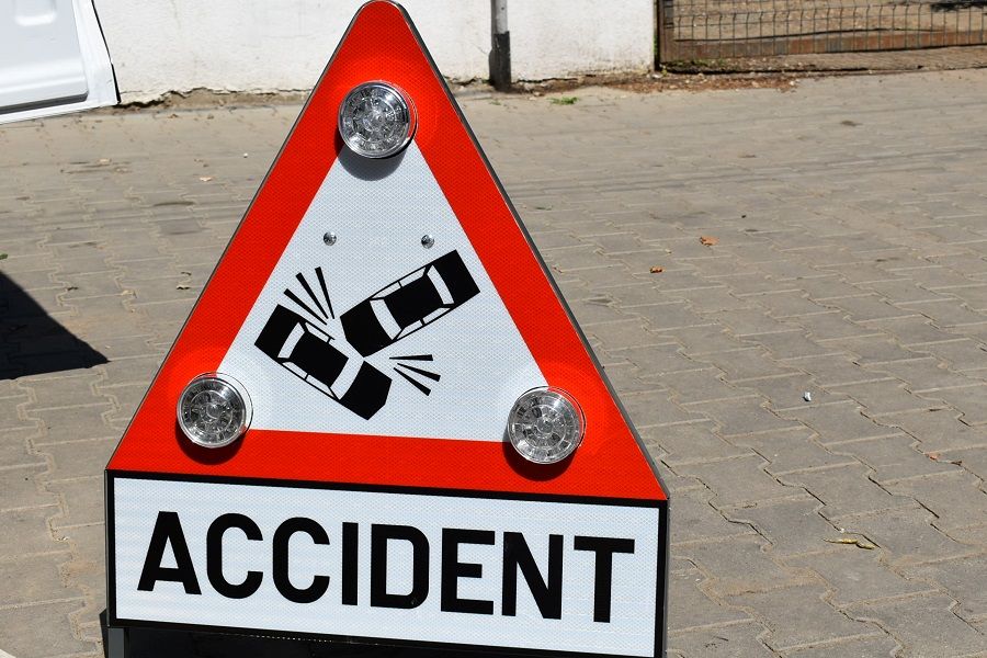 Șofer urmărit de polițiști în Baia Mare, după ce nu a oprit la semnal. A intrat cu mașina într-un imobil și avea 0,91 mg/l alcool în aerul expirat