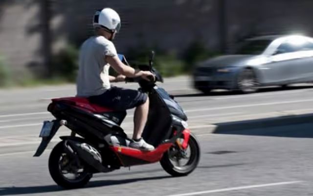 Adolescent de 15 ani, prins la Ruscova pe un scuter neînmatriculat. Polițiștii au deschis dosar penal