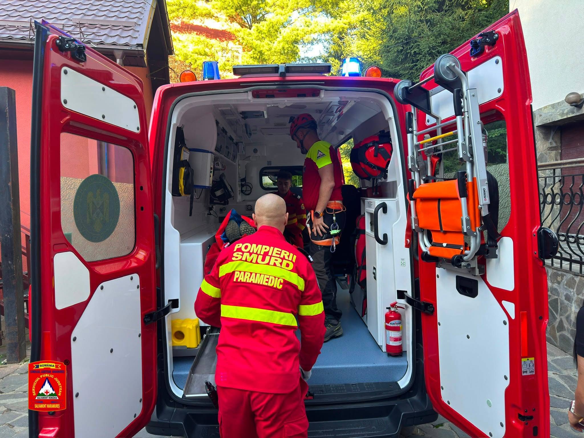 Adolescentă de 15 ani, accidentată pe pârtia Șuior. Salvamontiștii au evacuat-o pe targă și au predat-o echipajului SMURD