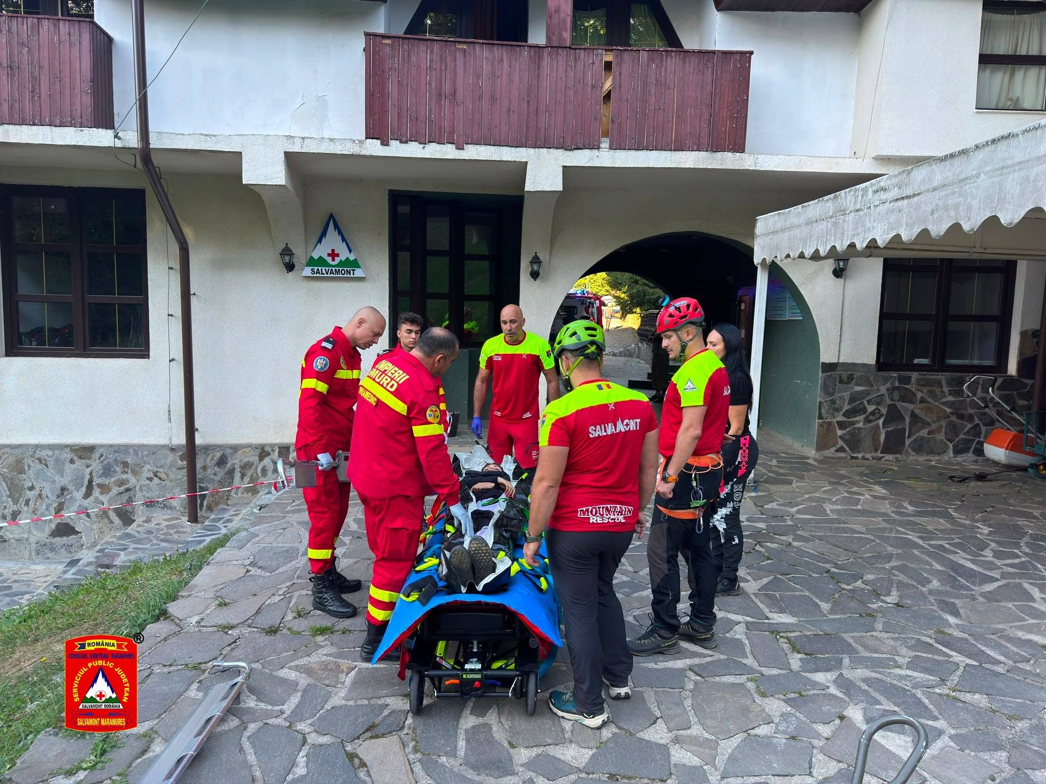 Adolescentă de 15 ani, accidentată pe pârtia Șuior. Salvamontiștii au evacuat-o pe targă și au predat-o echipajului SMURD