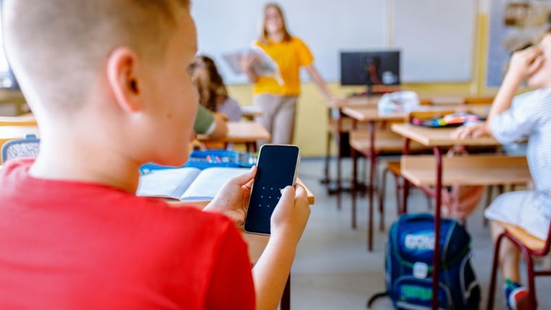 Danemarca vrea să interzică total telefoanele mobile în școli și licee. Măsura vine după rezultatele slabe la testele PISA