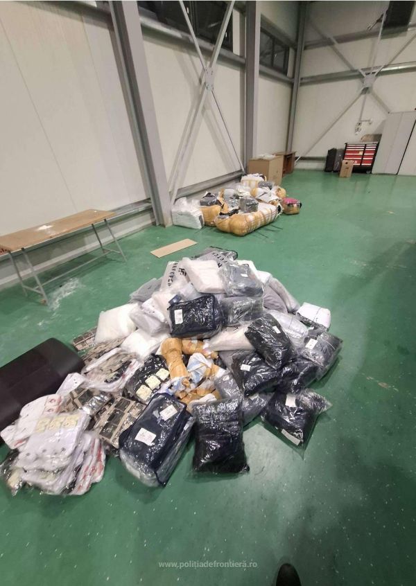 Haine de aproape 73.000 de lei, suspectate a fi contrafăcute, descoperite la controlul de frontieră