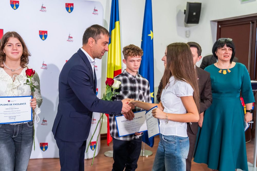 Aproape 200 de șefi de promoție din Maramureș, premiați de Consiliul Județean pentru rezultatele obținute la finalul anului școlar